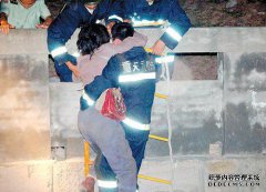 广西省的一名男子从道路的凹槽中退出，结果昏