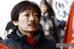 成龙称赞他，他的女儿去年自杀，并患有癌症。