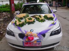 数百名阿姨的团体来阻挡婚车：从1000元开始，不