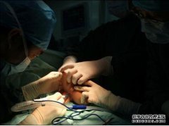 母亲生了一个团结的婴儿，被他的亲戚遗弃了。
