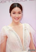 李亚男怀孕8个月，与朋友一起生日34岁。这是一