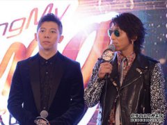 玉泉意外，菲尔的乐队变成了主唱，他陪我们传