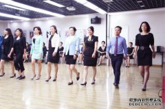 男子团队在红地毯上集体行走，一个小鬼魂以行