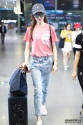 王立坤穿着一件带黑色裤子的紫色运动夹克出现