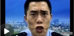费曼和爸爸参加了颁奖典礼，整个脸都很痛苦。