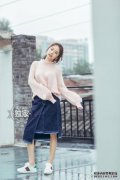 谭松云的外套很精彩，里面有“旧盒子”衬衫，