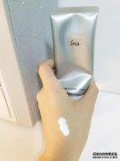那个男人忘了扔掉厕所里的水。几天后，厕所成