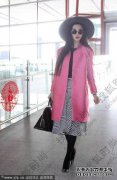风格身着粉红色奢华外套的女人，黄胜义马尾女