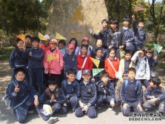 韩国人受过教育，美国人很慷慨。日本人很欣赏