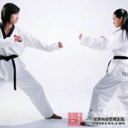 婴儿脚一脚一脚抬起的原因