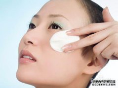 女孩应该选择比戴防晒霜更好的防晒帽，但要注
