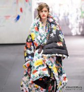 一名40岁的女士想要不穿棉质外套而穿上年级，因