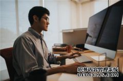 主要症状是在上课时从椅子上掉下来，在口中呕