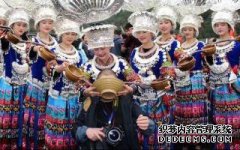 前往苗族旅行时，导游为何要敦促您与苗族姑娘