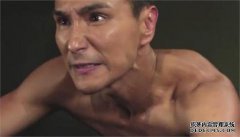 他从一片土地变成了一个肌肉发达的男人。我可